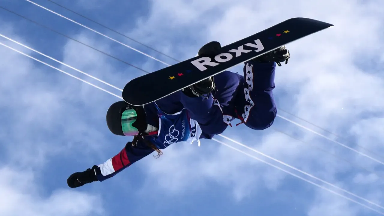 Chloe Kim menunjukkan kelasnya dengan finis di posisi teratas dan mengamankan tiket ke final. (Foto: AP)