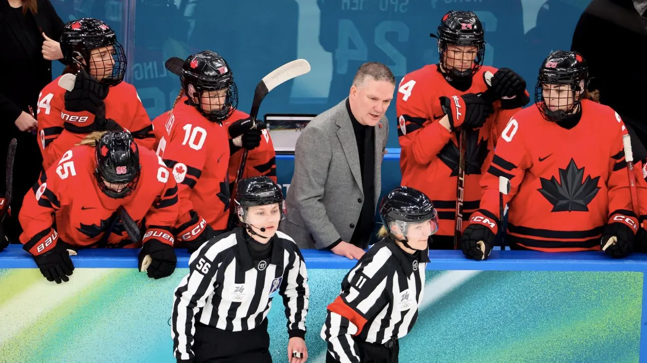 Pelatih tim hoki es putri Kanada, Troy Ryan, mengakui timnya perlu melakukan “pencarian jati diri” serta sejumlah penyesuaian sebelum memasuki fase gugur. (Foto: AP)