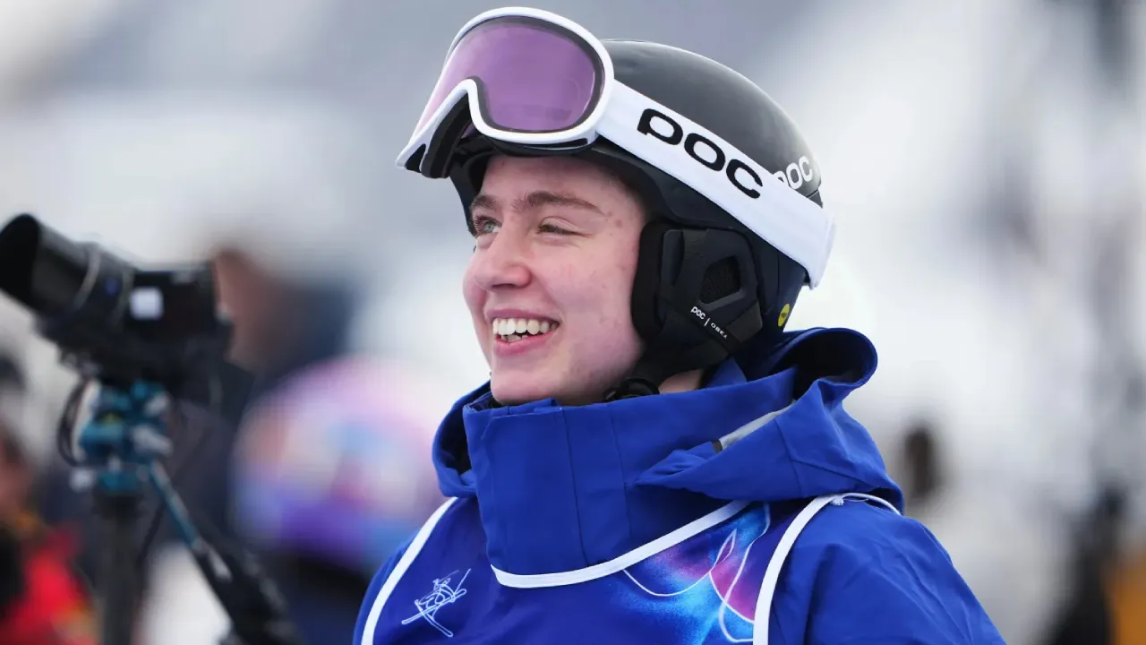 Elis Lundholm, yang ditetapkan sebagai perempuan saat lahir dan kini mengidentifikasi diri sebagai laki-laki, tetap bertanding di kategori putri. (Foto: AP)