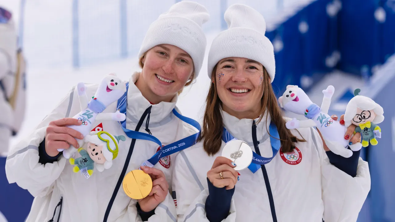 Elizabeth Lemley (kiri) dan Jaelin Kauf berpose dengan medali mereka setelah menguasai nomor mogul putri ski freestyle. (Foto: AP)