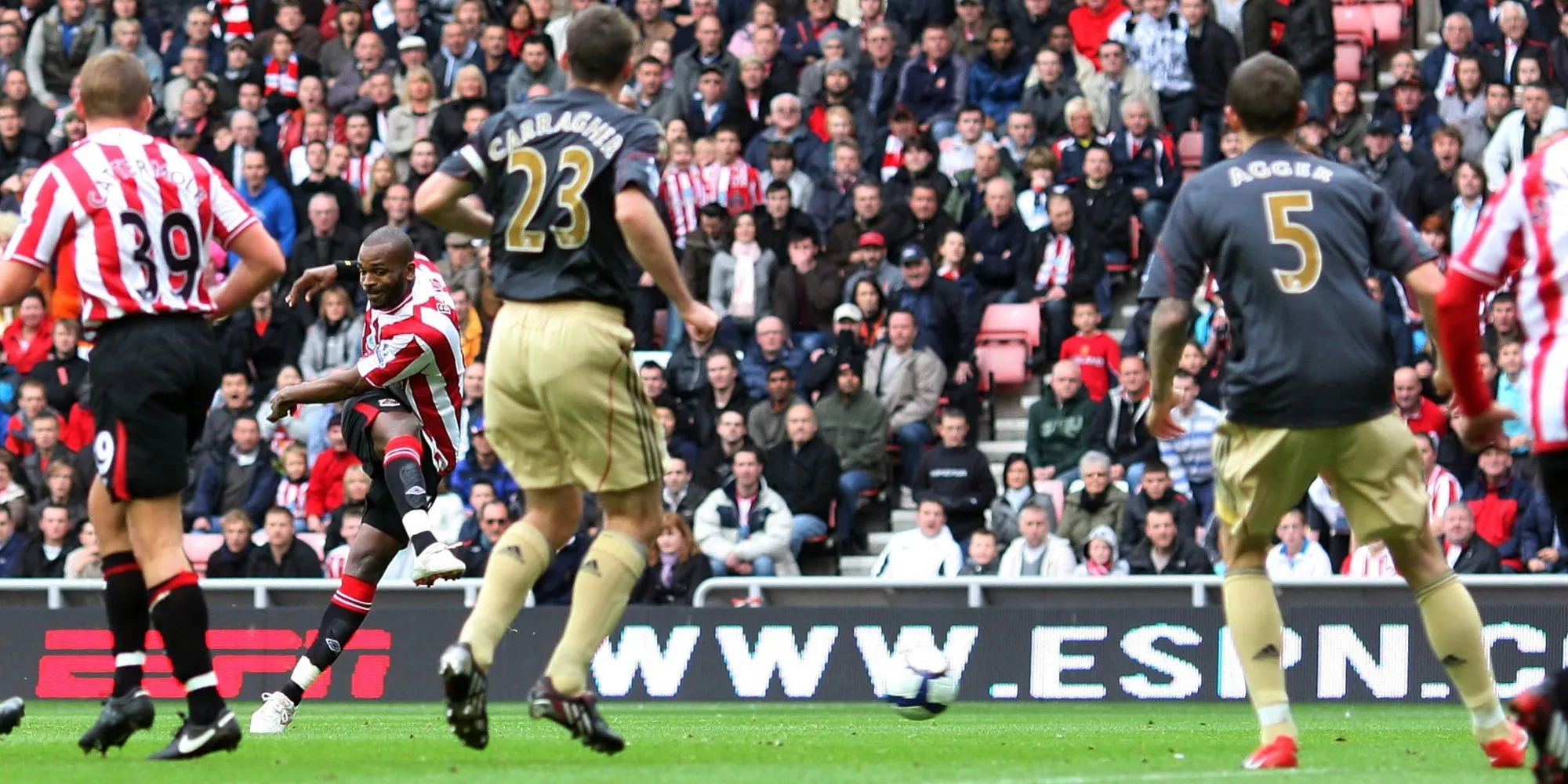 Insiden Bola Pantai: Kisah Tragis Pendukung Liverpool dalam Laga Kontra Sunderland - sumber: (givemesport)