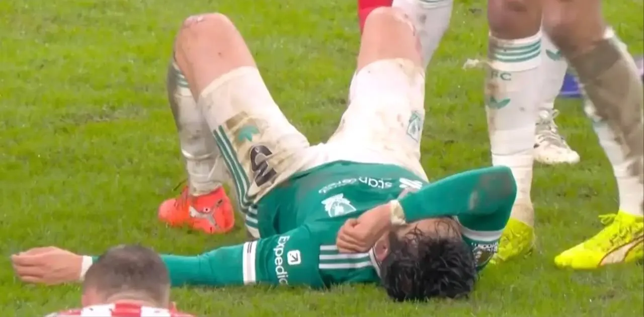 Pakar Cedera Perkirakan Durasi Absennya Wataru Endo Usai Insiden di Liverpool - sumber: (givemesport)