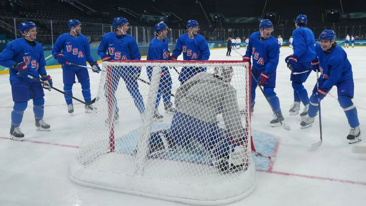 Skuad hoki es putra Amerika telah menjalani tiga sesi latihan di Italia dan berbagai kegiatan kebersamaan tim untuk memperkuat kekompakan. (Foto: AP)