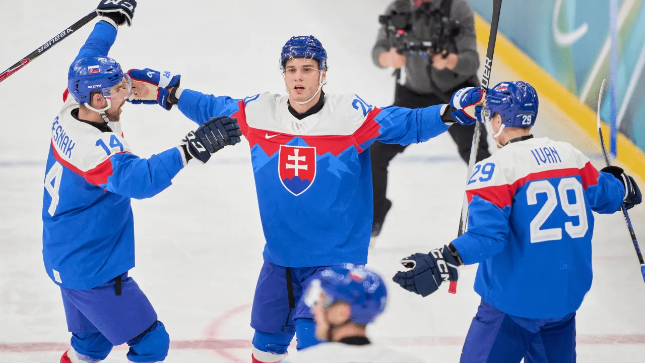 Para pemain hoki es putra Slovakia melakukan selebrasi setelah menundukkan juara bertahan Finlandia dengan skor meyakinkan 4-1. (Foto: AP)