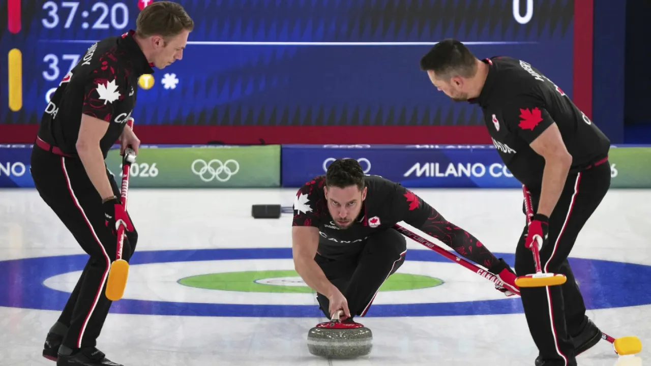 Tim curling putra Kanada beraksi saat mengalahkan Jerman dengan skor tipis 7-6. (Foto: AP)