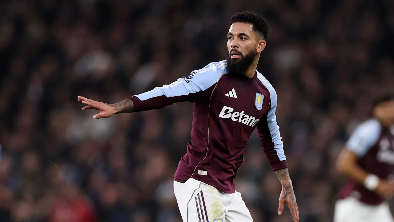 Aston Villa Susun Opsi Pertukaran Pemain untuk Permanenkan Douglas Luiz