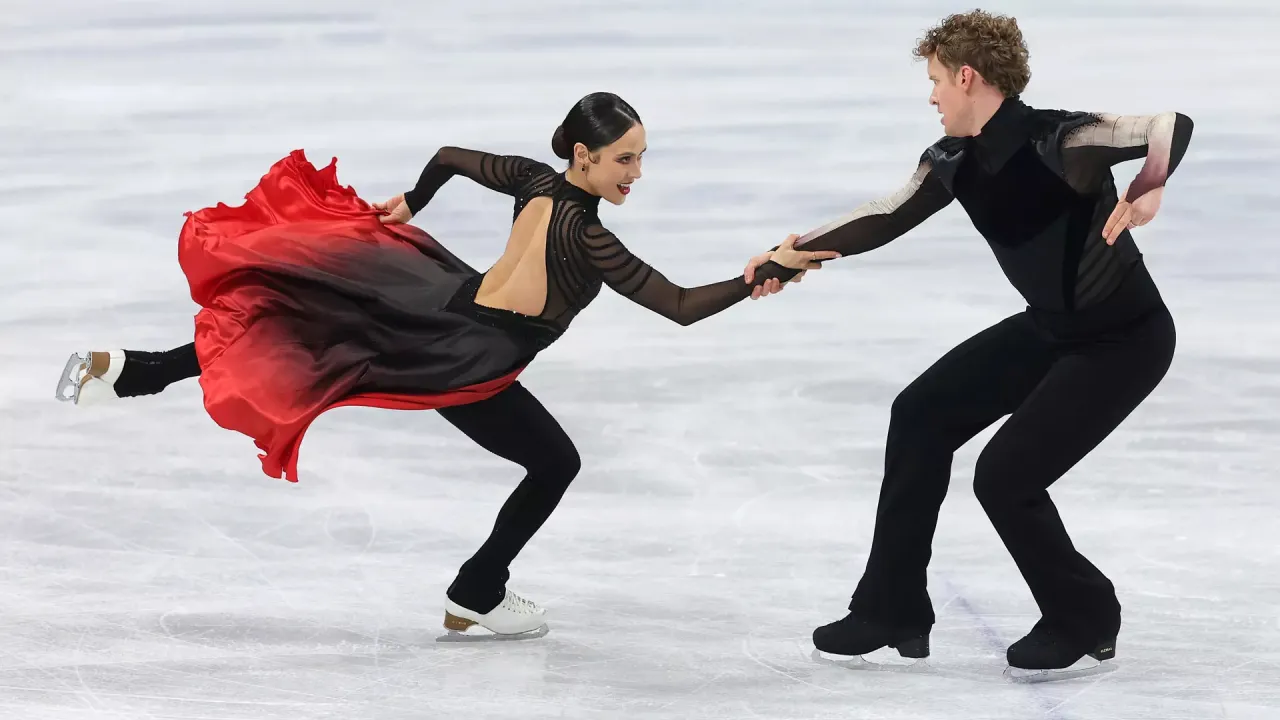 Madison Chock dan Evan Bates menampilkan program bebas bertema matador dengan iringan flamenco “Paint It Black”. (Foto: AP)