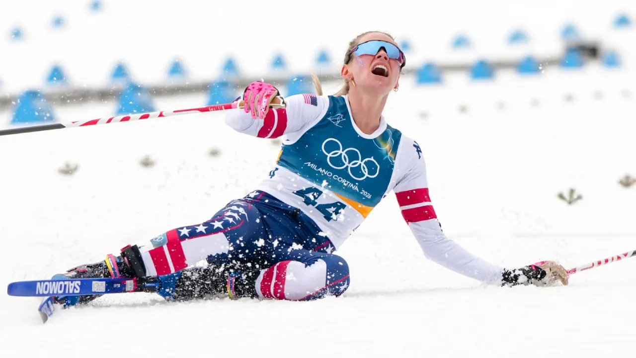 Usai melewati garis finis, Jessie Diggins langsung terjatuh ke salju sambil berteriak kesakitan. (Foto: AP)