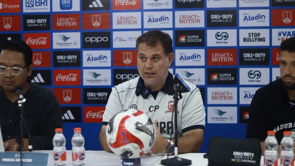 Strategi Carlos Parreira Tantang Pertahanan Laskar Sambernyawa - sumber: (ileagueid)