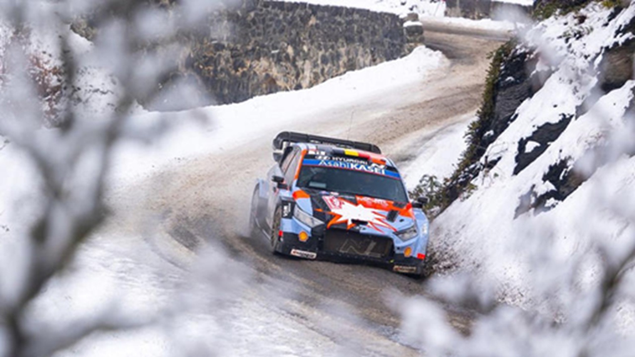 Thierry Neuville Memimpin di Sesi Uji Coba Reli Swedia
