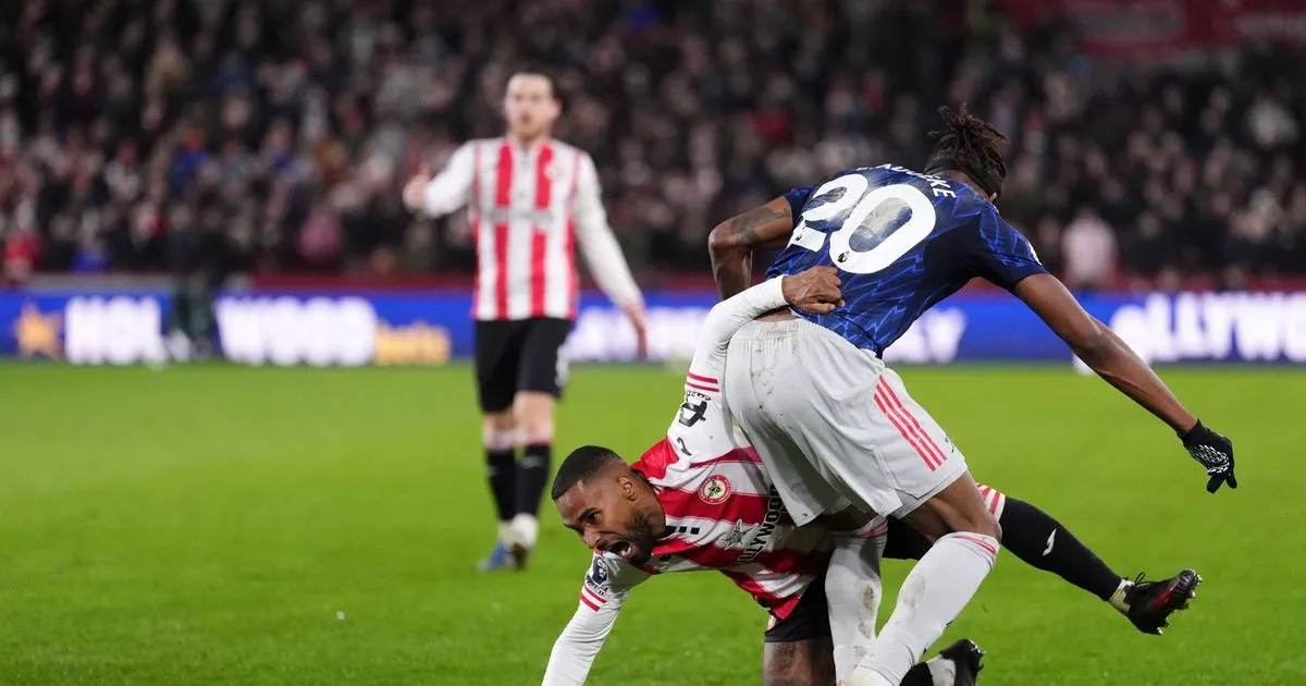 VAR Tolak Penalti Arsenal untuk Noni Madueke vs Brentford - sumber: (footballlondon)