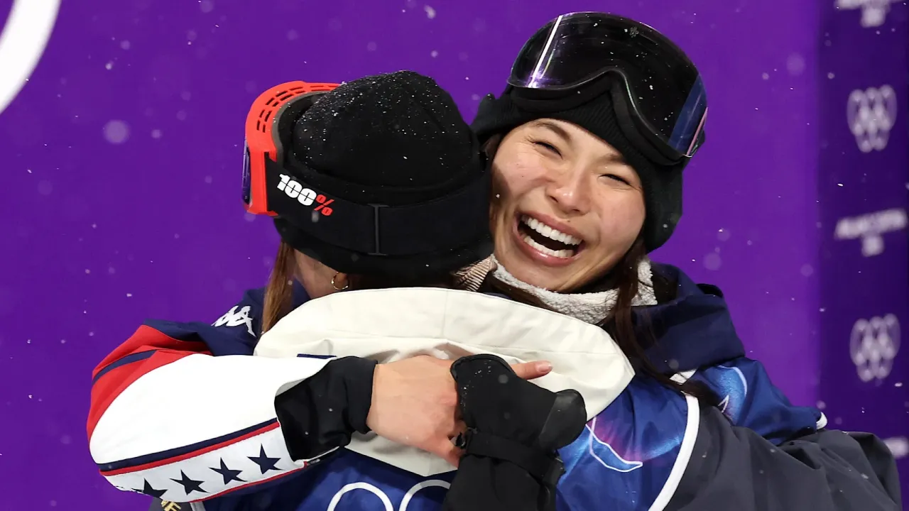 Chloe Kim langsung memeluk Choi untuk mengucapkan selamat — sebuah momen sportivitas yang mendapat pujian luas dari penggemar. (Foto: AP)