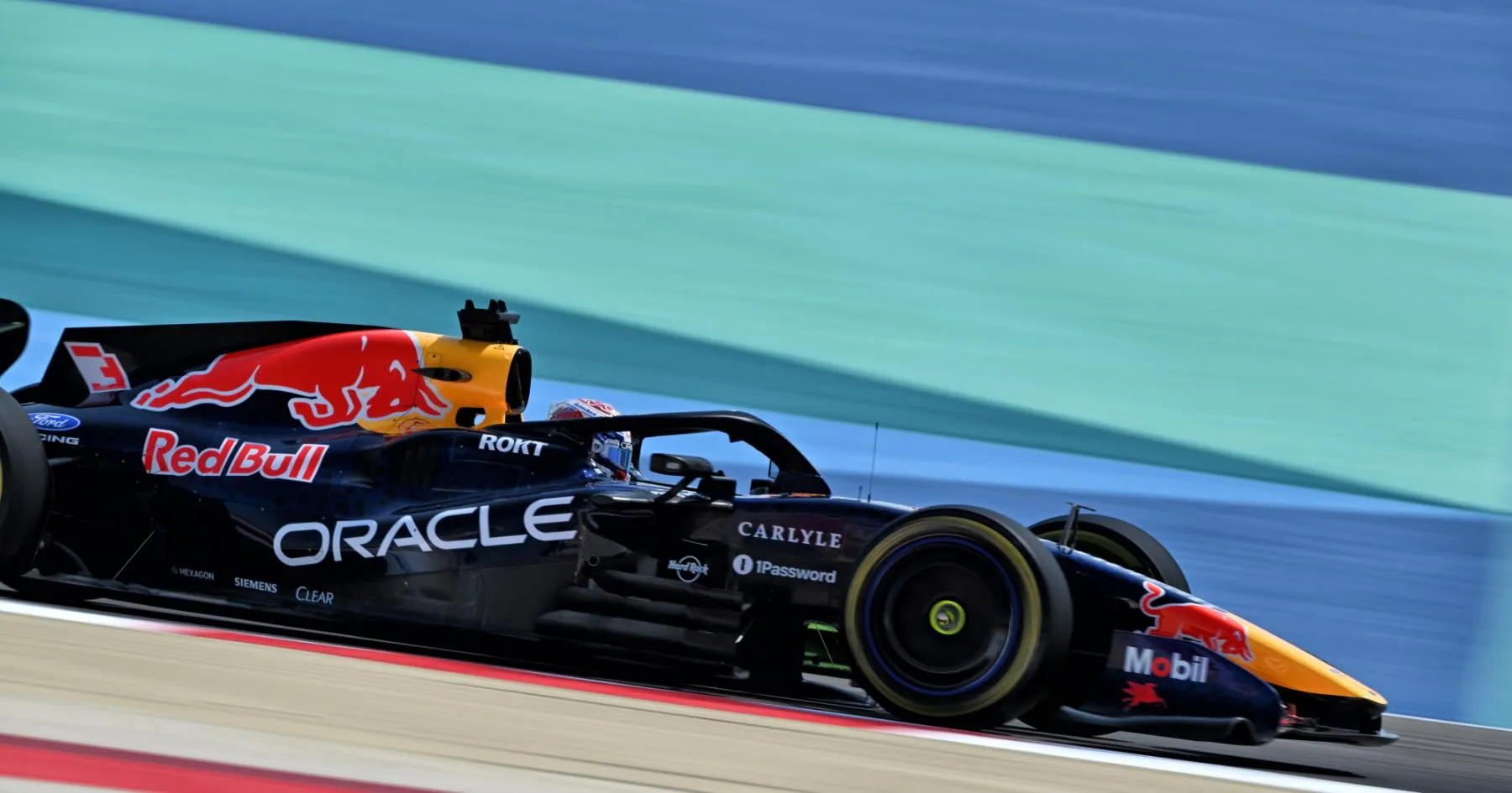 Red Bull Bantah Klaim Mesin ‘Benchmark’ dari Mercedes - sumber: (racingnews365)