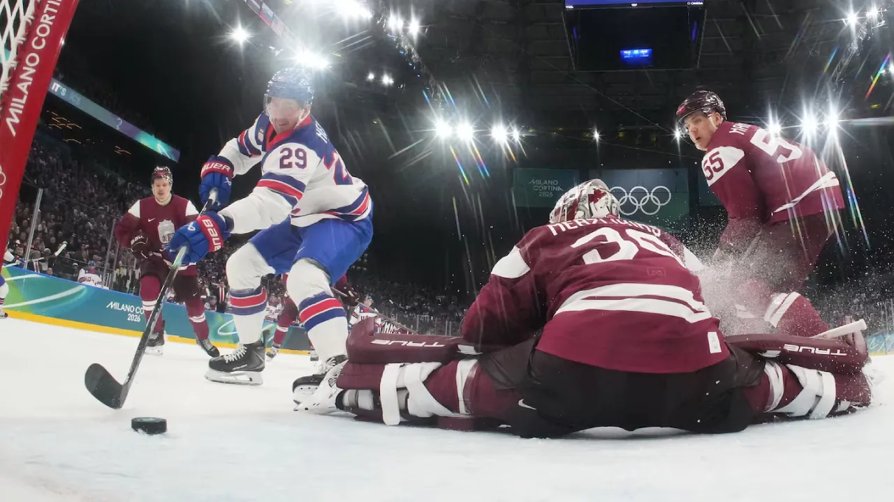 Brock Nelson (kiri) menjadi bintang di laga pembuka AS di Olimpiade Musim Dingin 2026 dengan dua golnya ke gawang Latvia. (Foto: AP)