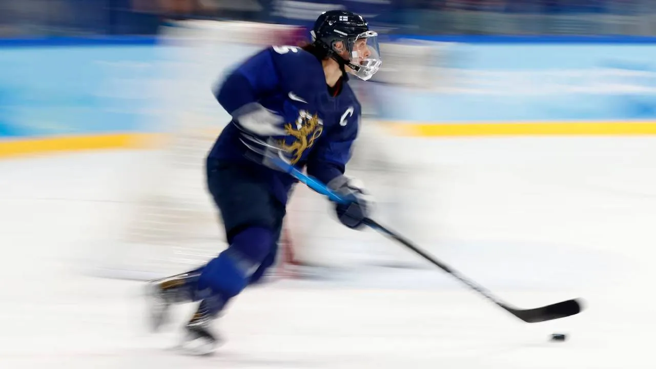 Jenni Hiirikoski mengalami cedera pada periode pertama pertandingan babak penyisihan ketika Finlandia kalah telak 0-5 dari Kanada. (Foto: AP)