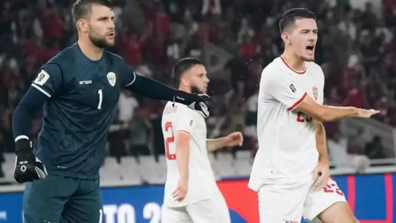 Maarten Paes Beri Respons usai Ajax Kalahkan Tim Justin Hubner