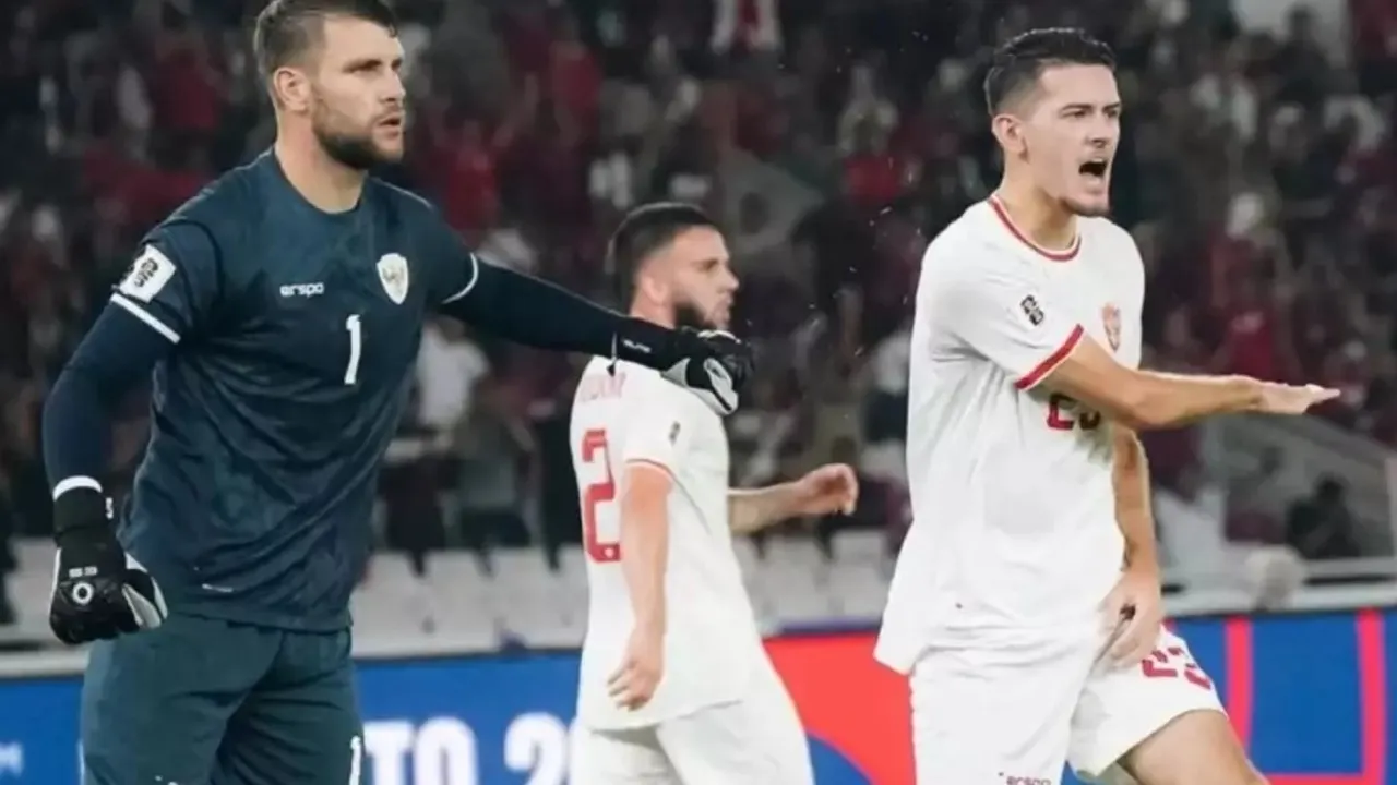 Maarten Paes Beri Respons usai Ajax Kalahkan Tim Justin Hubner