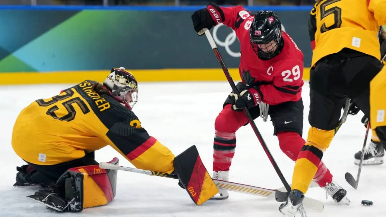 Kapten tim hoki es putri Kanada, Marie-Philip Poulin (kanan) berduel dengan penjaga gawang Jerman Sandra Abstreiter dalam duel perempat final Olimpiade 2026. (Foto: AP)