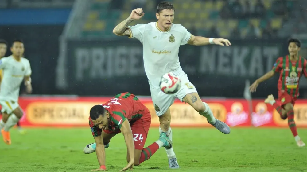 Slavko Damjanovic Akhiri Rekor Tak Terkalahkan Persebaya Selama 13 Laga - sumber: (ileagueid)