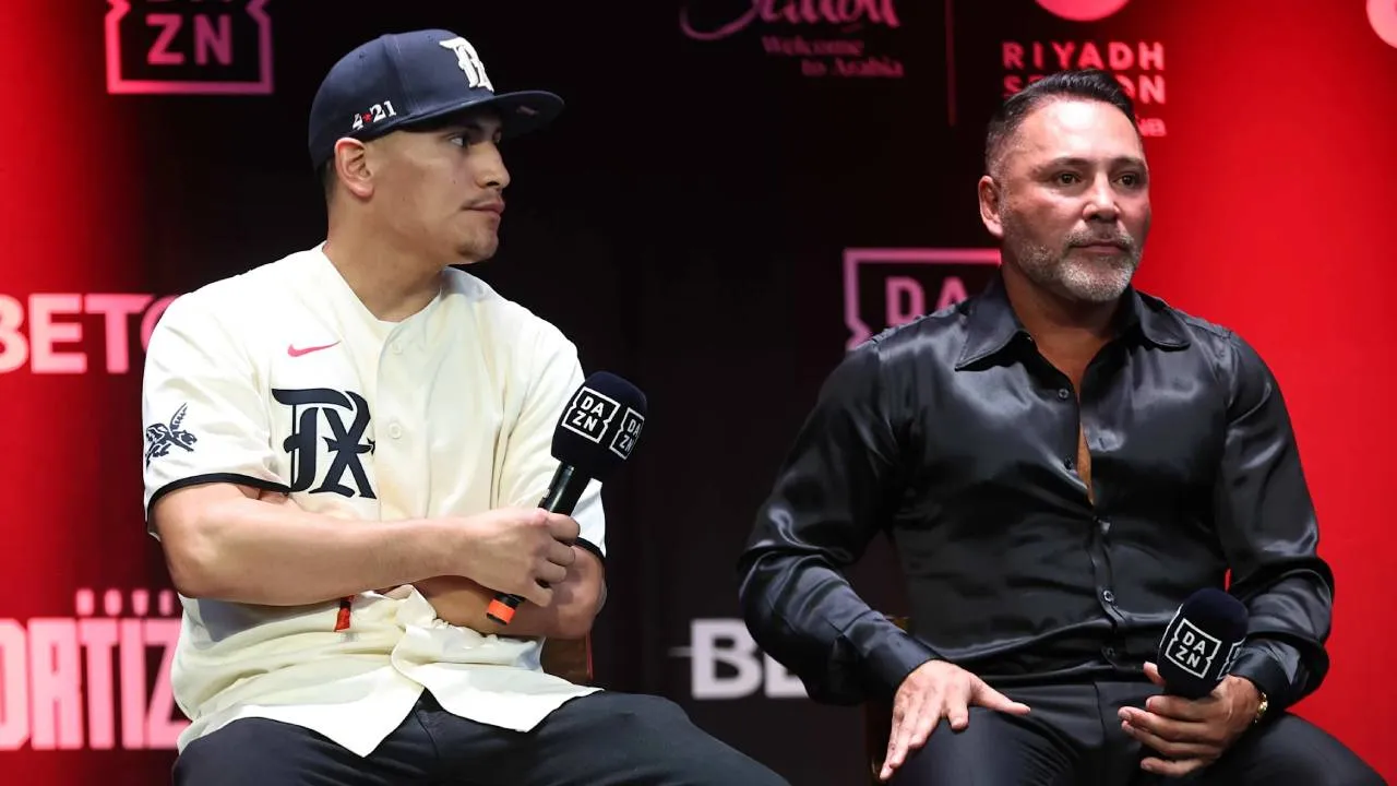 Vergil Ortiz Jr (kiri) dan Oscar De La Hoya. (Foto: Fight TV)
