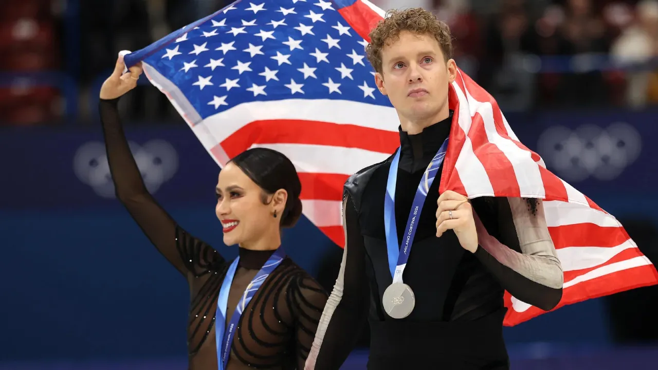 Pasangan Madison Chock dan Evan Bates harus puas dengan medali perak nomor ice dance pada Olimpiade Musim Dingin Milan-Cortina 2026. (Foto: AP)