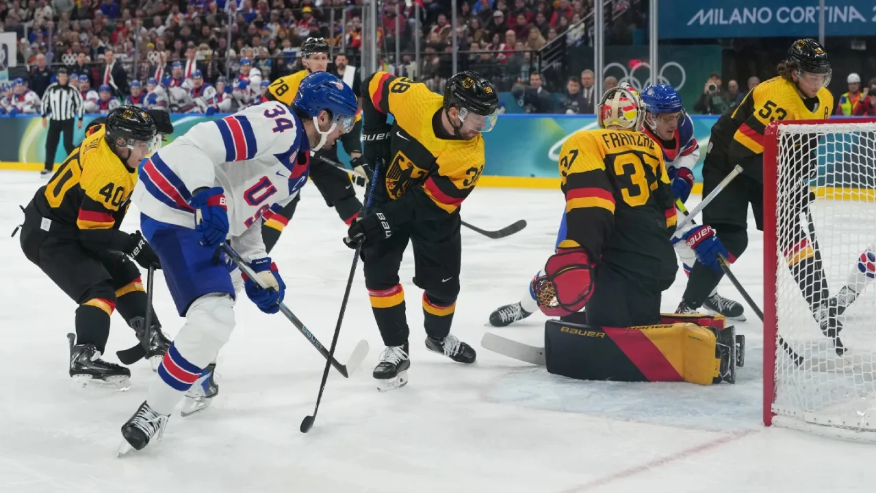 Auston Matthews (kiri) melesakkan gol ke gawang Jerman saat AS memastikan langkah ke perempat final hoki es putra Olimpiade Milan-Cortino 2026. (Foto: AP)