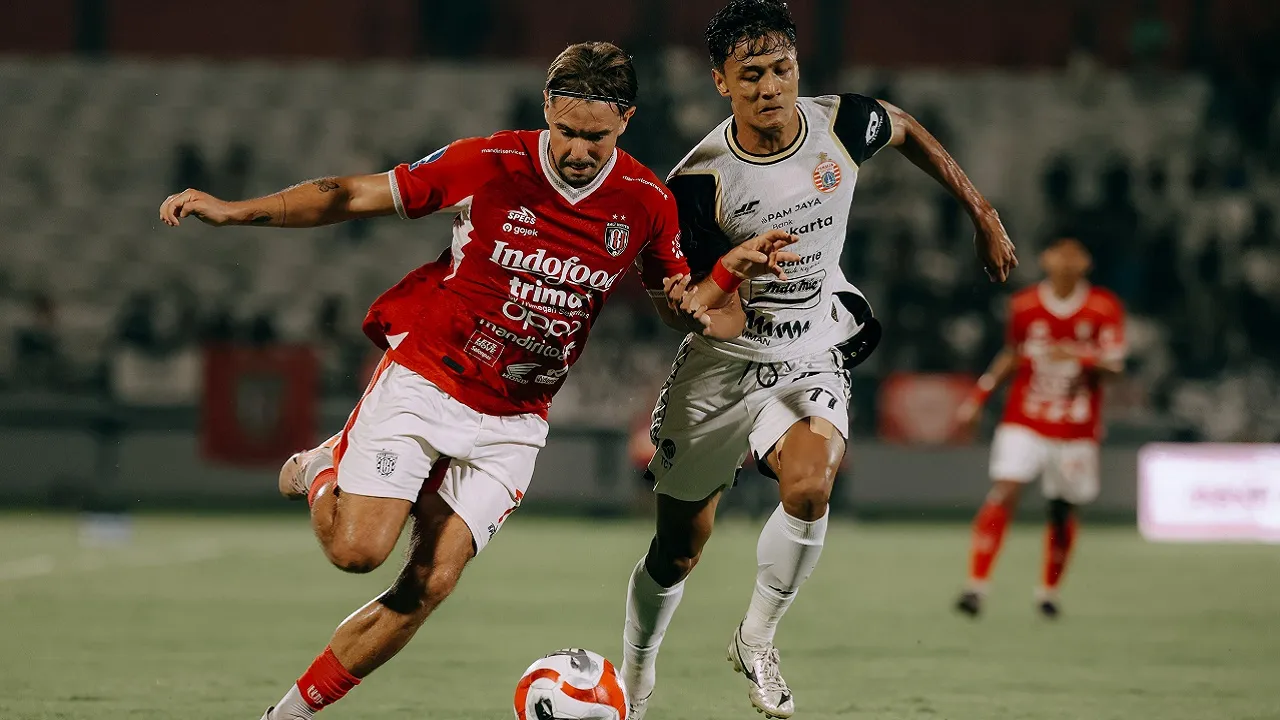 Pemain Bali United, Thijmen Goppel dikawal pemain Persija Jakarta, Donny Tri Pamungkas