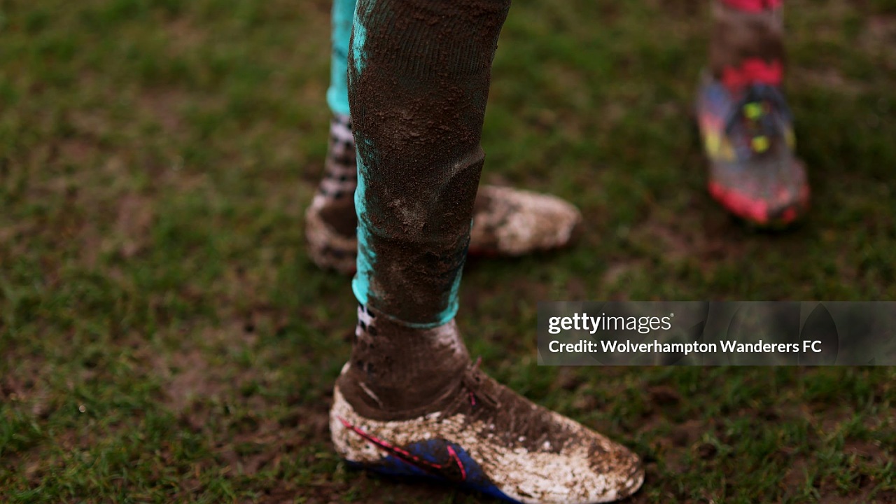 Bos Grimsby Town Soroti Lapangan 'Kubangan Lumpur' saat Hadapi Wolves