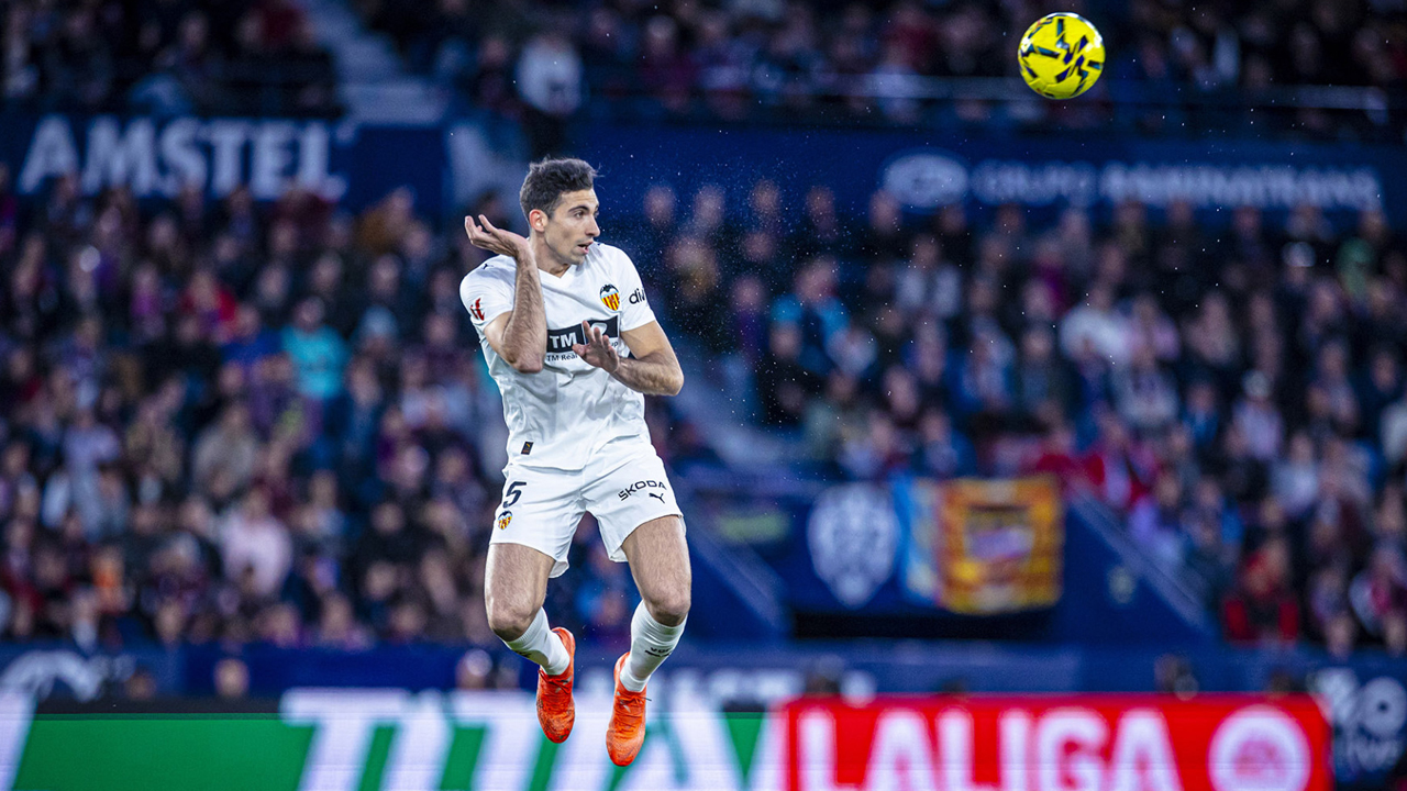 Cesar Tarrega Puas Usai Valencia Menang Tandang Sekaligus Clean Sheet