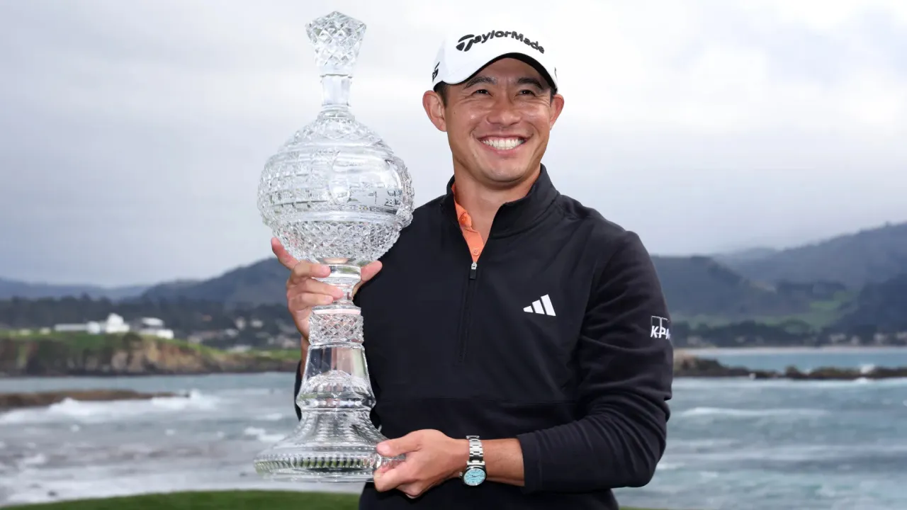 Collin Morikawa berpose dengan trofi AT&T Pebble Beach Pro-Am. (Foto: Golf Digest)