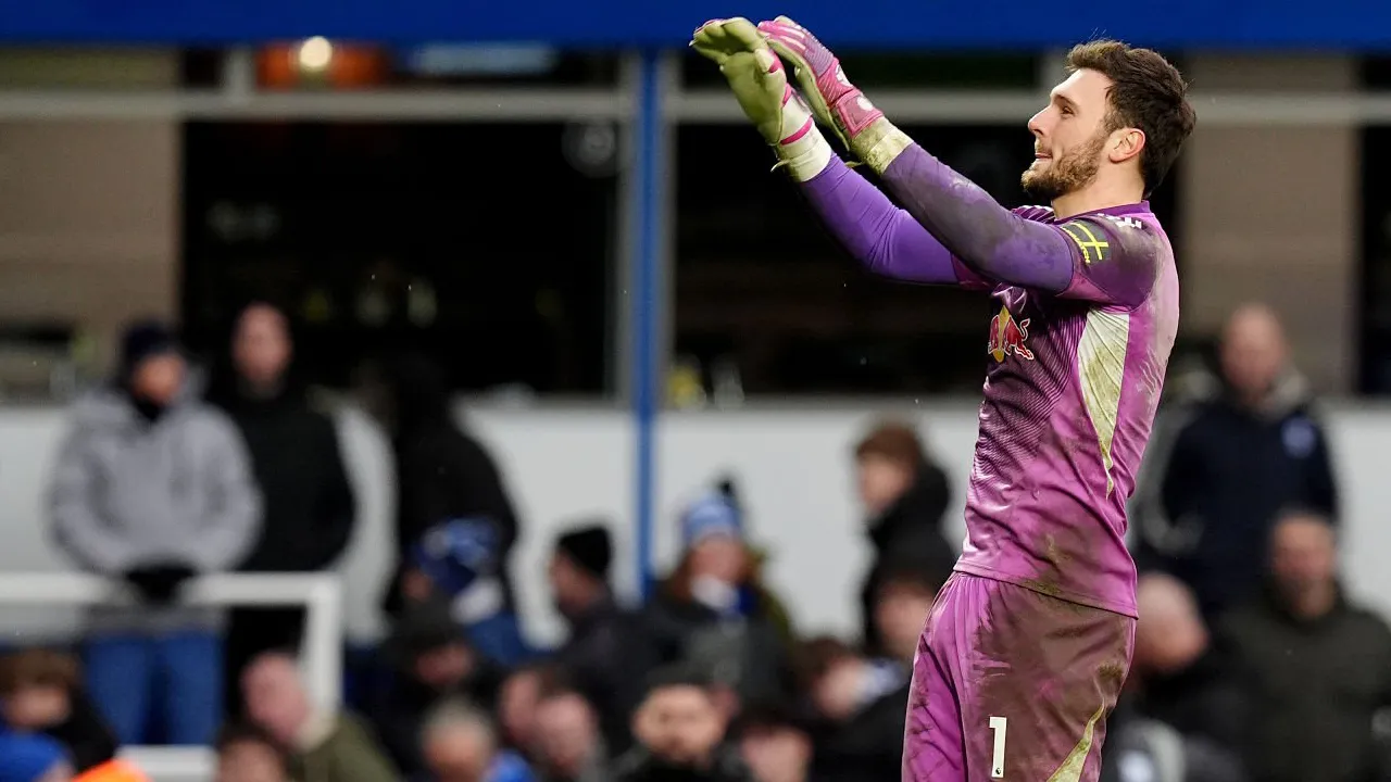 Farke Puji Lucas Perri Usai Tampil Heroik di Laga Kontra Birmingham