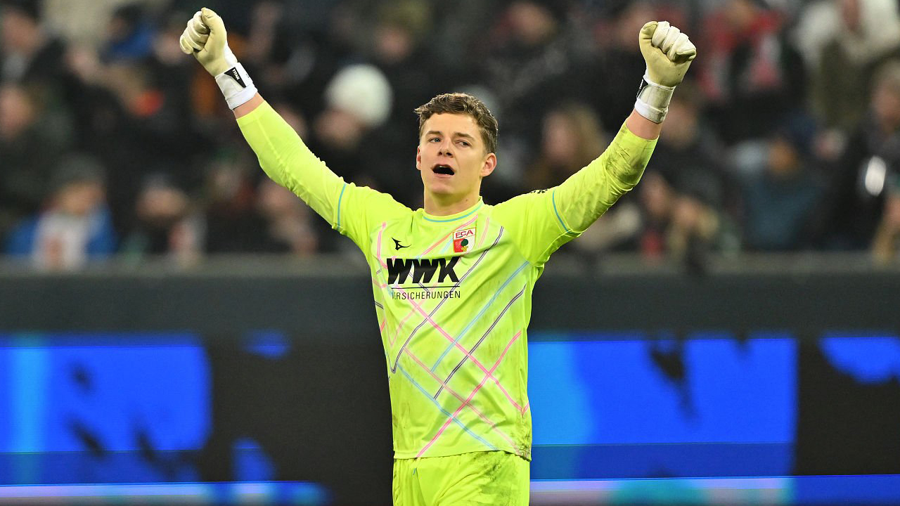 Finn Dahmen Lega, Augsburg Berhasil Amankan Tiga Poin Penting