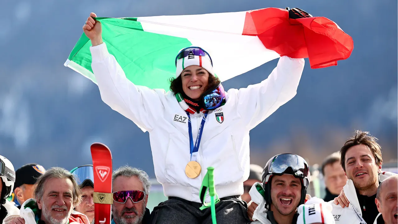 Federica Brignone melakukan selebrasi setelah memenangkan emas kedua di Olimpiade Milan-Cortina 2026 dengan kemenangan di nomor giant slalom. (Foto: AP)