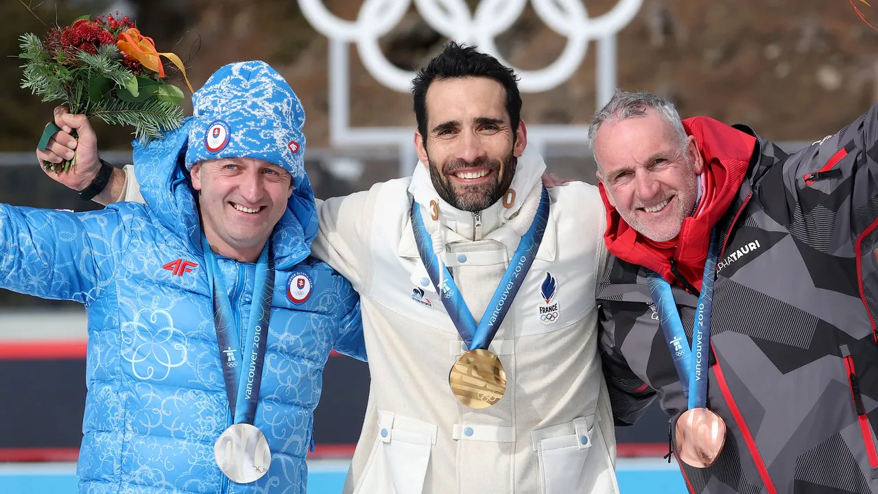 Martin Fourcade (tengah) yang mewakili tim Jerman, diapit perwakilan Austria dan Norwegia, menerima medali mereka dari Olimpiade Vancouver 2010. (Foto: AP)