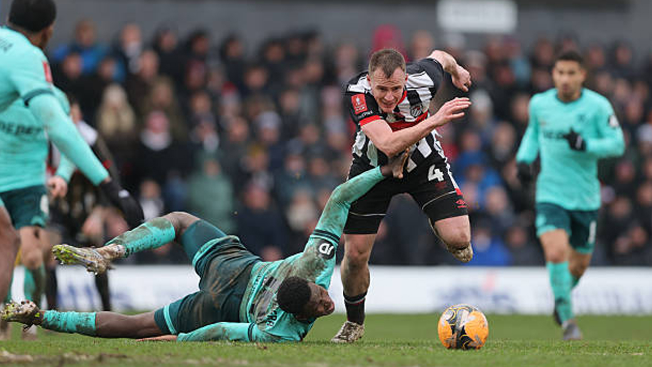 Menang di Lapangan Berlumpur, Rob Edwards Puji Profesionalisme Pemain Wolves