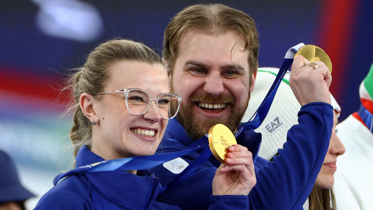 Isabella dan Rasmus Wrana mewakili pasangan saudara yang sukses meraih medali emas di Olimpiade Musim Dingin Milano-Cortina 2026. (AP)