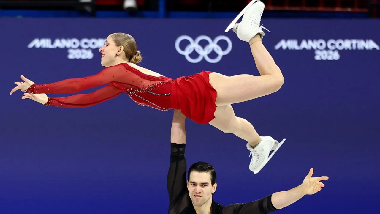 Hase dan Volodin meraih 80,01 poin, membuka jarak 4,55 poin dari pesaing terdekat dalam nomor pasangan seluncur indah Olimpiade Milan-Cortina. (Foto: AP)