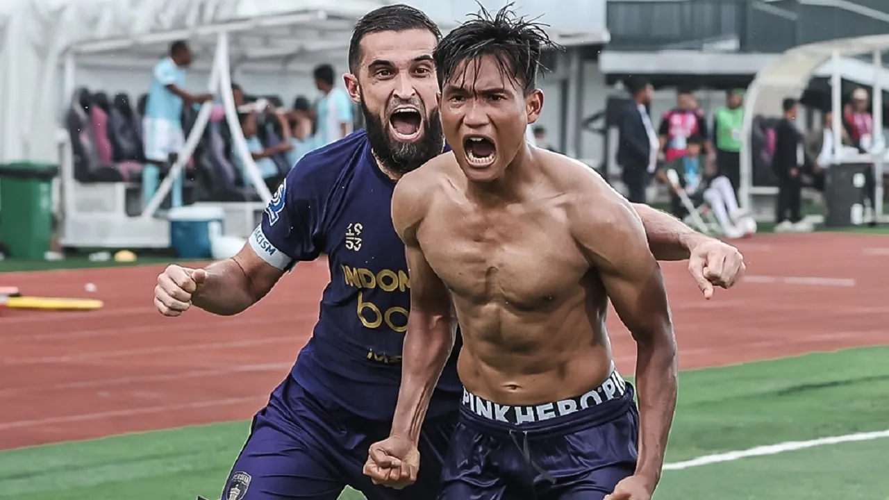 Penyerang Persita Tangerang, Ahmad Nur Hardianto merayakan gol ke gawang PSBS Biak