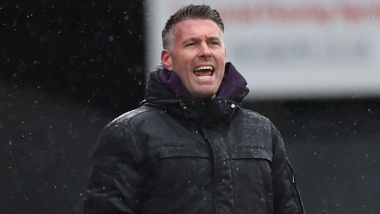 Rob Edwards Keluhkan Kondisi Lapangan di Markas Grimsby: Buruk Sekali!