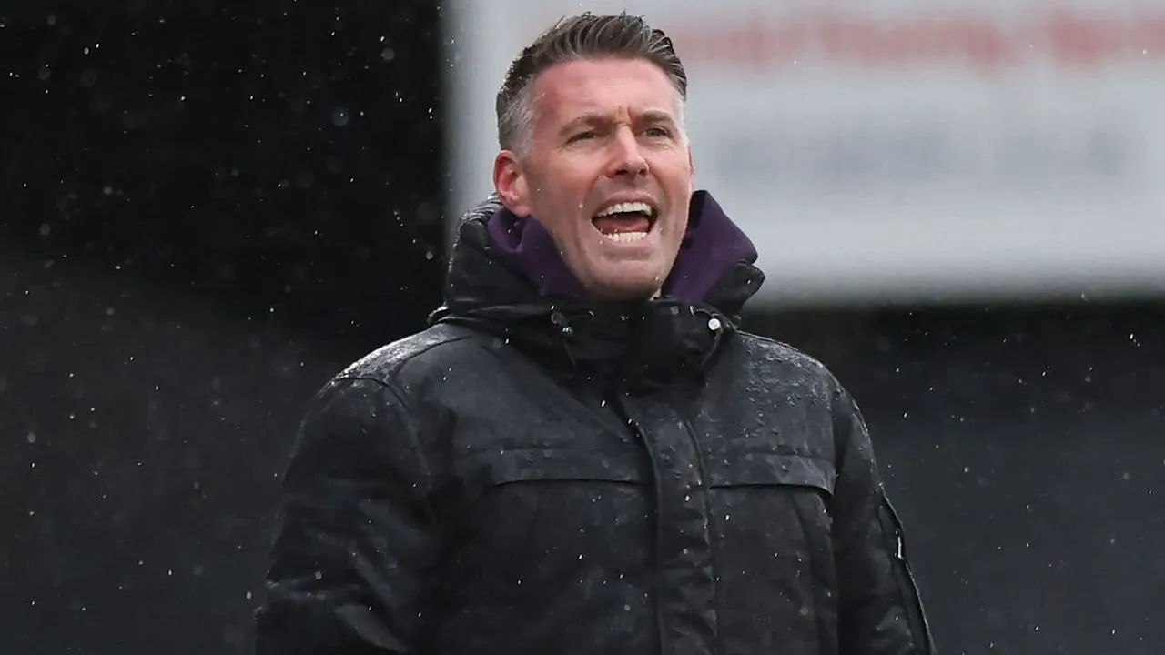 Rob Edwards Keluhkan Kondisi Lapangan di Markas Grimsby: Buruk Sekali!