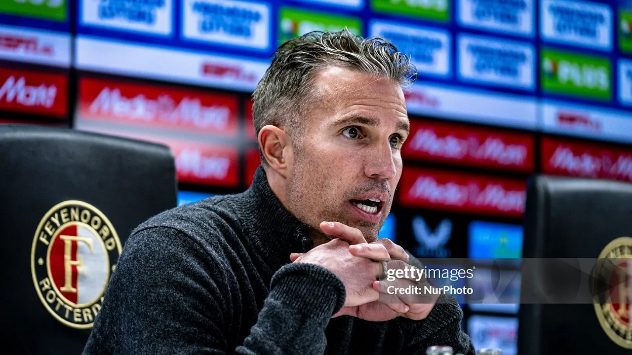 Robin van Persie Siapkan TC Khusus demi Raheem Sterling