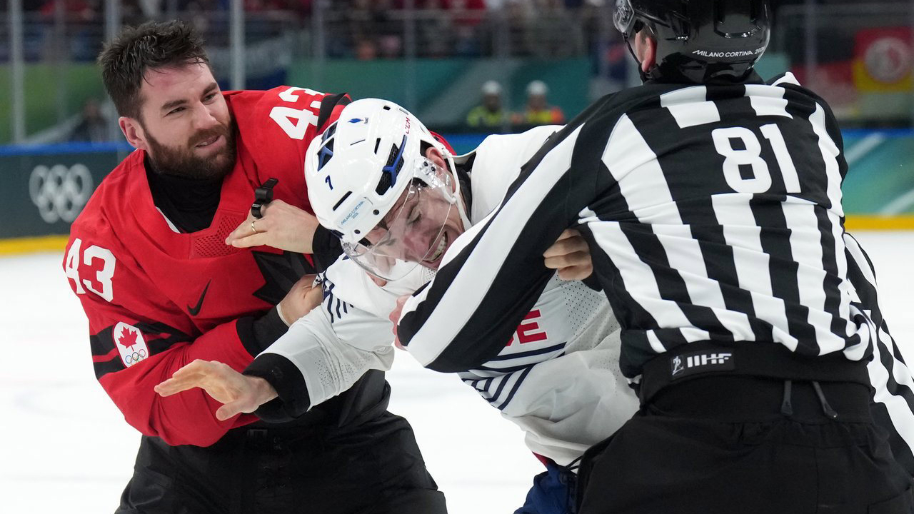 Tak Rela Rekan Setim Dikasari, Tom Wilson Berkelahi Dengan Pemain Prancis