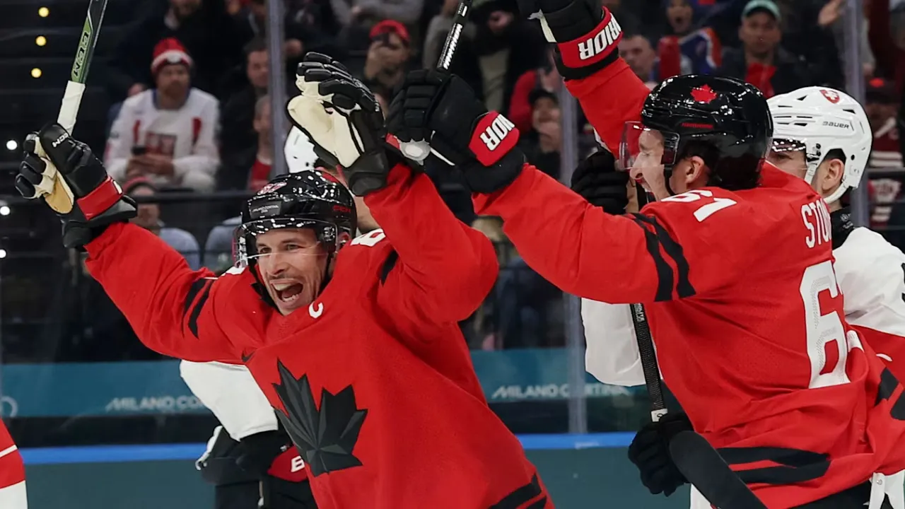 Pemain hoki es Kanda Connor McDavid (kiri) merayakan golnya ke gawang Prancis. (Foto: AP)