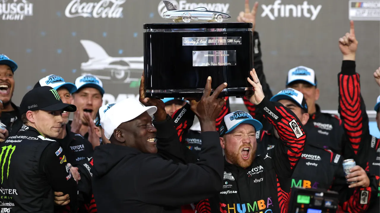 Tyler Reddick (kanan) mengangkat trofi juara bersama Michael Jordan setelah memenangi Daytona 500 tahun ini. (Foto: AP)