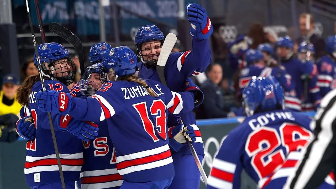 Para pemain hoki es putri Amerika Serikat mencatat kemenangan keenam secara beruntun untuk memastikan tempat di babak final. (Foto: AP)