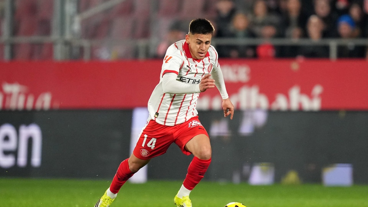 Claudio Echeverri Mengaku Telah Melanggar Jules Kounde sebelum Gol Tercipta