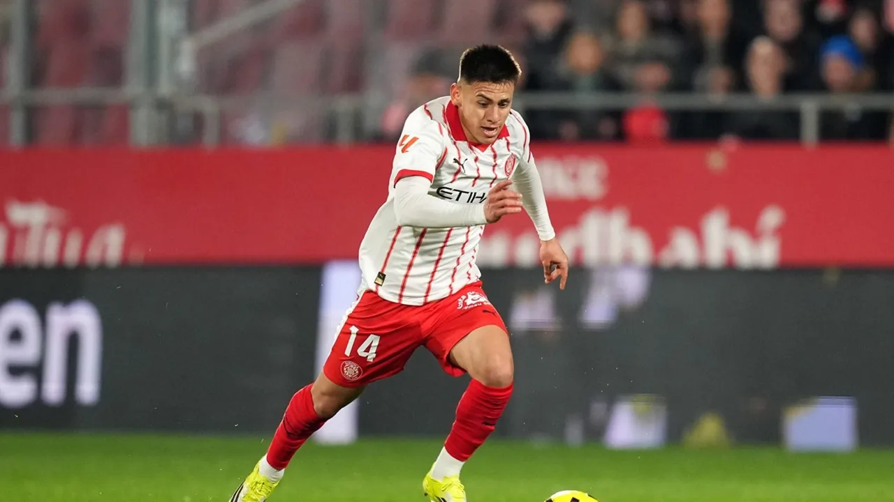 Claudio Echeverri Mengaku Telah Melanggar Jules Kounde sebelum Gol Tercipta