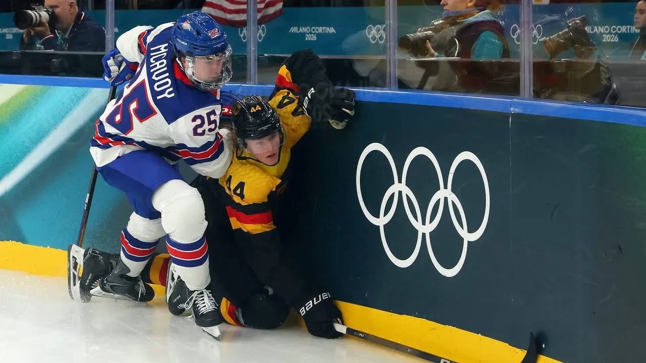 Warna papan yang sebelumnya berwarna pirus gelap dinilai menyulitkan pemain melihat keping hoki berwarna hitam dalam beberapa situasi pertandingan di Olimpiade 2026. (Foto: AP)