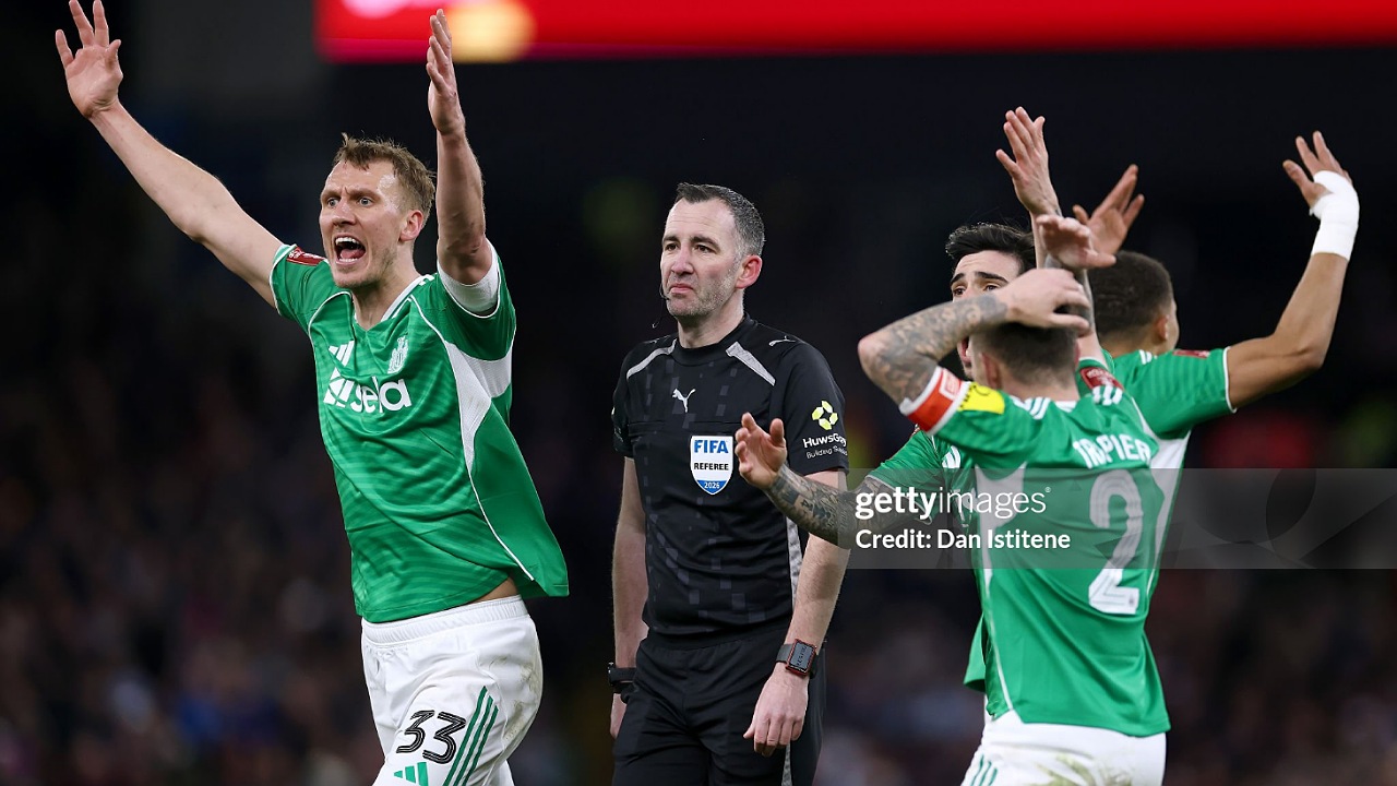 Premier League Coret Chris Kavanagh Usai Blunder di Piala FA