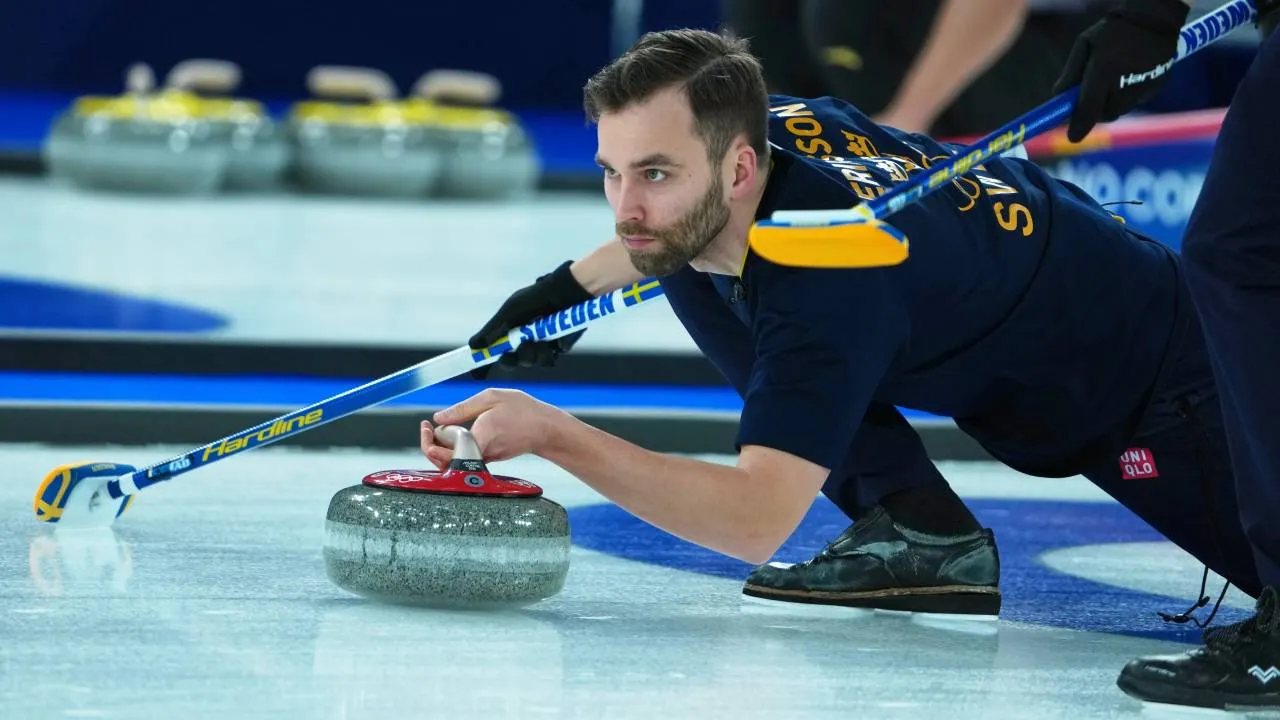 Pemain curling Swedia Oscar Eriksson beraksi dalam pertandingan round-robin Jerman di Olimpiade Milan-Cortina 2026 melawan pada Senin (16/2). (Foto: AP)